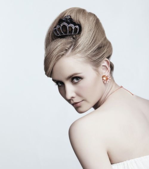 廣州抓夾飾品批發(fā)廠,為知名化妝品店提供贈(zèng)品飾品生產(chǎn)